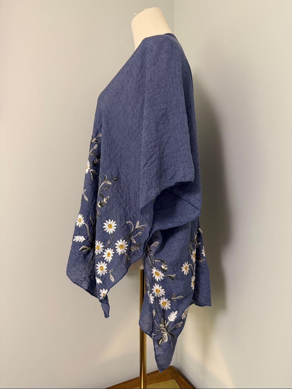Artizan Robin Barré Embroidered Daisy Shawl Wrap | Blue | One Size - Picture 4 of 8